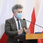 28.05.2021. Kielce. Urząd Wojewódzki. Podpisanie umów  z organizacjami pozarządowymi dotyczące wsparcia w obszarze pomocy społecznej. Na zdjęciu: Krzysztof Słoń - senator / Wiktor Taszłow / Radio Kielce