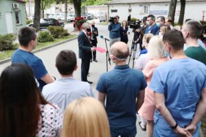 28.05.2021. Kielce. Szpital Kielecki. Wojewoda dziękuje medykom / Wiktor Taszłow / Radio Kielce