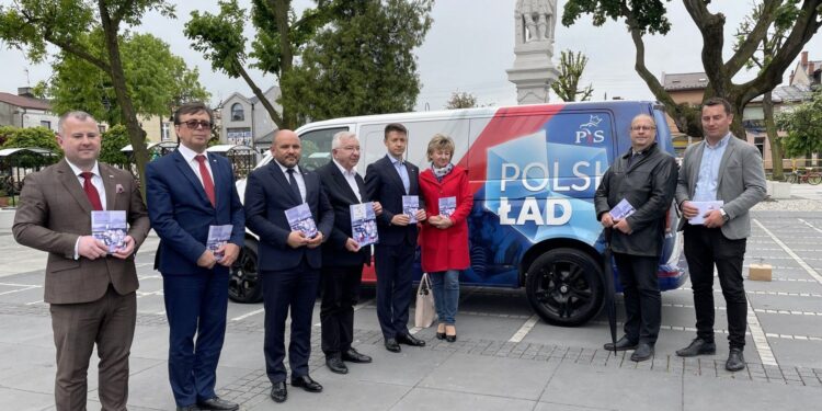 25.05.2021. Włoszczowa. Kampania promująca program Polski Ład. Na zdjęciu (od lewej): Łukasz Karpiński - wicestarosta włoszczowski, Dariusz Czechowski - starosta włoszczowski, poseł Mariusz Gosek - Solidarna Polska, poseł Krzysztof Lipiec - lider świętokrzyskich struktur PiS, poseł Bartłomiej Dorywalski - PiS, Anna Błaszczyk - radna powiatowa, Ireneusz Gliściński - wójt Krasocina i Damian Moroń - kierownik KRUS Włoszczowa / Michał Kita / Radio Kielce