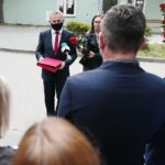 28.05.2021. Kielce. Szpital Kielecki. Wojewoda dziękuje medykom. Na zdjęciu (w środku): Zbigniew Koniusz - wojewoda świętokrzyski / Wiktor Taszłow / Radio Kielce