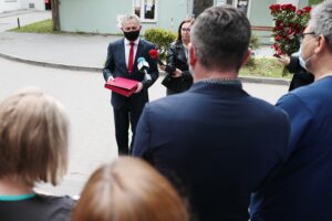 28.05.2021. Kielce. Szpital Kielecki. Wojewoda dziękuje medykom. Na zdjęciu (w środku): Zbigniew Koniusz - wojewoda świętokrzyski / Wiktor Taszłow / Radio Kielce