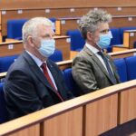 28.05.2021. Kielce. Urząd Wojewódzki. Podpisanie umów  z organizacjami pozarządowymi dotyczące wsparcia w obszarze pomocy społecznej. Na zdjęciu (od lewej): Jarosław Rusiecki - senator, Krzysztof Słoń - senator / Wiktor Taszłow / Radio Kielce