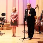 28.05.2021. Kielce. Filharmonia Świętokrzyska - Koncert laureatów najstarszych grup Konkursu im. Moszkowskiego. Na zdjęciu (od lewej):  Katarzyna Sroka - wicedyrektor Zespołu Państwowych Szkół Muzycznych, Artur Jaroń - dyrektor Zespołu Państwowych Szkół Muzycznych w Kielcach / Wiktor Taszłow / Radio Kielce