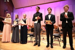 28.05.2021. Kielce. Filharmonia Świętokrzyska - Koncert laureatów najstarszych grup Konkursu im. Moszkowskiego. Na zdjęciu: Julita Niedzielska, Emilia Bałaga, Anna Maria Urzędowska, Adam Zakrzewski, Piotr Sołtysik, Krzysztof Wierciński / Wiktor Taszłow / Radio Kielce