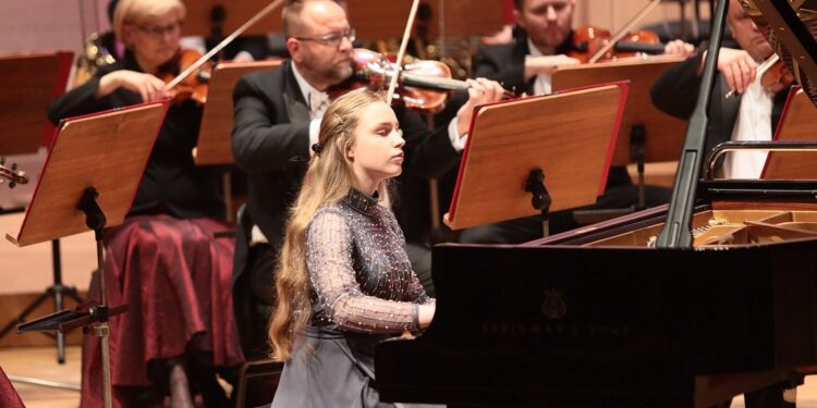 28.05.2021. Kielce. Filharmonia Świętokrzyska - Koncert laureatów najstarszych grup Konkursu im. Moszkowskiego. Przy fortepianie Emilia Bałaga / Wiktor Taszłow / Radio Kielce