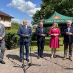 31.05.2021. Małogoszcz. Rozbudowa Przedszkola Publicznego w Małogoszczu. Na zdjęciu (od lewej): Michał Borowski - przewodniczący Rady Miasta Małogoszcz, Mariusz Piotrowski - burmistrz Małogoszcza, Marek Bogusławski - członek zarządu województwa świętokrzyskiego, Anna Krupka - wiceminister kultury, dziedzictwa narodowego i sportu i Krzysztof Lipiec - prezes świętokrzyskich struktur PiS / Michał Kita / Radio Kielce