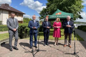 31.05.2021. Małogoszcz. Rozbudowa Przedszkola Publicznego w Małogoszczu. Na zdjęciu (od lewej): Michał Borowski - przewodniczący Rady Miasta Małogoszcz, Mariusz Piotrowski - burmistrz Małogoszcza, Marek Bogusławski - członek zarządu województwa świętokrzyskiego, Anna Krupka - wiceminister kultury, dziedzictwa narodowego i sportu i Krzysztof Lipiec - prezes świętokrzyskich struktur PiS / Michał Kita / Radio Kielce