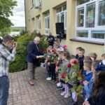 31.05.2021. Małogoszcz. Rozbudowa Przedszkola Publicznego w Małogoszczu. Na zdjęciu (w środku): Krzysztof Lipiec - prezes świętokrzyskich struktur PiS / Michał Kita / Radio Kielce