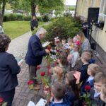 31.05.2021. Małogoszcz. Rozbudowa Przedszkola Publicznego w Małogoszczu. Na zdjęciu (w środku): Ewa Wypych - dyrektor Przedszkola Publicznego w Małogoszczu i Krzysztof Lipiec - prezes świętokrzyskich struktur PiS / Michał Kita / Radio Kielce