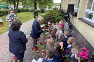 31.05.2021. Małogoszcz. Rozbudowa Przedszkola Publicznego w Małogoszczu. Na zdjęciu (w środku): Ewa Wypych - dyrektor Przedszkola Publicznego w Małogoszczu i Krzysztof Lipiec - prezes świętokrzyskich struktur PiS / Michał Kita / Radio Kielce