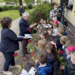 31.05.2021. Małogoszcz. Rozbudowa Przedszkola Publicznego w Małogoszczu. Na zdjęciu (w środku): Ewa Wypych - dyrektor Przedszkola Publicznego w Małogoszczu i Krzysztof Lipiec - prezes świętokrzyskich struktur PiS / Michał Kita / Radio Kielce