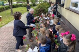 31.05.2021. Małogoszcz. Rozbudowa Przedszkola Publicznego w Małogoszczu. Na zdjęciu (w środku): Ewa Wypych - dyrektor Przedszkola Publicznego w Małogoszczu i Krzysztof Lipiec - prezes świętokrzyskich struktur PiS / Michał Kita / Radio Kielce