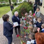 31.05.2021. Małogoszcz. Rozbudowa Przedszkola Publicznego w Małogoszczu. Na zdjęciu (w środku): Ewa Wypych - dyrektor Przedszkola Publicznego w Małogoszczu i Krzysztof Lipiec - prezes świętokrzyskich struktur PiS / Michał Kita / Radio Kielce