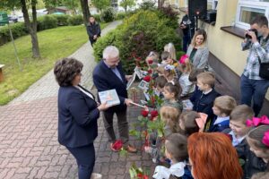 31.05.2021. Małogoszcz. Rozbudowa Przedszkola Publicznego w Małogoszczu. Na zdjęciu (w środku): Ewa Wypych - dyrektor Przedszkola Publicznego w Małogoszczu i Krzysztof Lipiec - prezes świętokrzyskich struktur PiS / Michał Kita / Radio Kielce