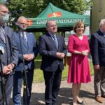 31.05.2021. Małogoszcz. Rozbudowa Przedszkola Publicznego w Małogoszczu. Na zdjęciu (od lewej): Michał Borowski - przewodniczący Rady Miasta Małogoszcz, Mariusz Piotrowski - burmistrz Małogoszcza, Marek Bogusławski - członek zarządu województwa świętokrzyskiego, Anna Krupka - wiceminister kultury, dziedzictwa narodowego i sportu i Krzysztof Lipiec - prezes świętokrzyskich struktur PiS / Michał Kita / Radio Kielce