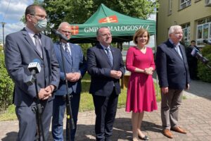 31.05.2021. Małogoszcz. Rozbudowa Przedszkola Publicznego w Małogoszczu. Na zdjęciu (od lewej): Michał Borowski - przewodniczący Rady Miasta Małogoszcz, Mariusz Piotrowski - burmistrz Małogoszcza, Marek Bogusławski - członek zarządu województwa świętokrzyskiego, Anna Krupka - wiceminister kultury, dziedzictwa narodowego i sportu i Krzysztof Lipiec - prezes świętokrzyskich struktur PiS / Michał Kita / Radio Kielce