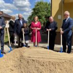 31.05.2021. Małogoszcz. Rozbudowa Przedszkola Publicznego w Małogoszczu. Na zdjęciu (od lewej): Michał Borowski - przewodniczący Rady Miasta Małogoszcz, Krzysztof Lipiec - prezes świętokrzyskich struktur PiS, Anna Krupka - wiceminister kultury, dziedzictwa narodowego i sportu, Marek Bogusławski - członek zarządu województwa świętokrzyskiego, Mariusz Piotrowski - burmistrz Małogoszcza i Robert Wzorek - dyrektor Wydziału Infrastruktury i Rozwoju w Świętokrzyskim Urzędzie Wojewódzkim / Michał Kita / Radio Kielce