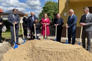 31.05.2021. Małogoszcz. Rozbudowa Przedszkola Publicznego w Małogoszczu. Na zdjęciu (od lewej): Michał Borowski - przewodniczący Rady Miasta Małogoszcz, Krzysztof Lipiec - prezes świętokrzyskich struktur PiS, Anna Krupka - wiceminister kultury, dziedzictwa narodowego i sportu, Marek Bogusławski - członek zarządu województwa świętokrzyskiego, Mariusz Piotrowski - burmistrz Małogoszcza i Robert Wzorek - dyrektor Wydziału Infrastruktury i Rozwoju w Świętokrzyskim Urzędzie Wojewódzkim / Michał Kita / Radio Kielce