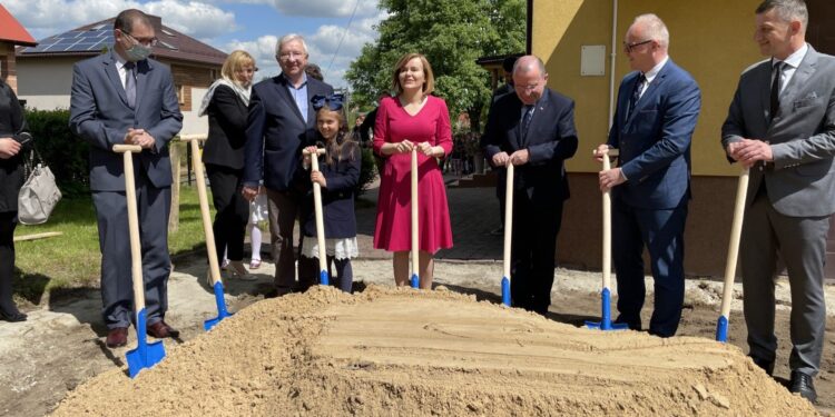 31.05.2021. Małogoszcz. Rozbudowa Przedszkola Publicznego w Małogoszczu. Na zdjęciu (od lewej): Michał Borowski - przewodniczący Rady Miasta Małogoszcz, Krzysztof Lipiec - prezes świętokrzyskich struktur PiS, Anna Krupka - wiceminister kultury, dziedzictwa narodowego i sportu, Marek Bogusławski - członek zarządu województwa świętokrzyskiego, Mariusz Piotrowski - burmistrz Małogoszcza i Robert Wzorek - dyrektor Wydziału Infrastruktury i Rozwoju w Świętokrzyskim Urzędzie Wojewódzkim / Michał Kita / Radio Kielce