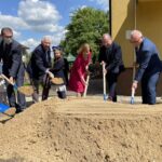 31.05.2021. Małogoszcz. Rozbudowa Przedszkola Publicznego w Małogoszczu. Na zdjęciu (od lewej): Ewa Wypych - dyrektor Przedszkola Publicznego w Małogoszczu, Michał Borowski - przewodniczący Rady Miasta Małogoszcz, Krzysztof Lipiec - prezes świętokrzyskich struktur PiS, Anna Krupka - wiceminister kultury, dziedzictwa narodowego i sportu, Marek Bogusławski - członek zarządu województwa świętokrzyskiego, Mariusz Piotrowski - burmistrz Małogoszcza i Robert Wzorek - dyrektor Wydziału Infrastruktury i Rozwoju w Świętokrzyskim Urzędzie Wojewódzkim / Michał Kita / Radio Kielce