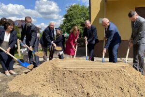 31.05.2021. Małogoszcz. Rozbudowa Przedszkola Publicznego w Małogoszczu. Na zdjęciu (od lewej): Ewa Wypych - dyrektor Przedszkola Publicznego w Małogoszczu, Michał Borowski - przewodniczący Rady Miasta Małogoszcz, Krzysztof Lipiec - prezes świętokrzyskich struktur PiS, Anna Krupka - wiceminister kultury, dziedzictwa narodowego i sportu, Marek Bogusławski - członek zarządu województwa świętokrzyskiego, Mariusz Piotrowski - burmistrz Małogoszcza i Robert Wzorek - dyrektor Wydziału Infrastruktury i Rozwoju w Świętokrzyskim Urzędzie Wojewódzkim / Michał Kita / Radio Kielce