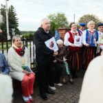 29.05.2021. Piekoszów. Nabożeństwo majowe. Na zdjęciu: Krzysztof Lipiec - szef świętokrzyskich struktur Prawa i Sprawiedliwości oraz zespół Piekoszowianie / Wiktor Taszłow / Radio Kielce