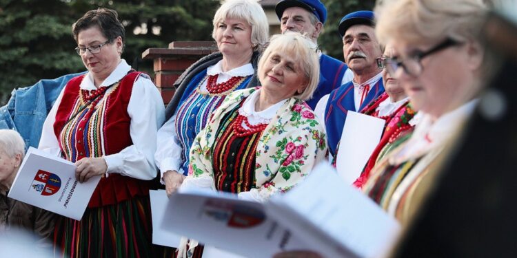 29.05.2021. Piekoszów. Nabożeństwo majowe. Na zdjęciu: zespół Piekoszowianie / Wiktor Taszłow / Radio Kielce