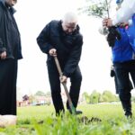 29.05.2021. Piekoszów. Sadzenie drzewa. Na zdjęciu: Krzysztof Lipiec - szef świętokrzyskich struktur Prawa i Sprawiedliwości / Wiktor Taszłow / Radio Kielce