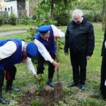 29.05.2021. Piekoszów. Sadzenie drzewa. Na zdjęciu (trzeci z prawej): Krzysztof Lipiec - szef świętokrzyskich struktur Prawa i Sprawiedliwości, ks. Łukasz Zygmunt - dyrektor Domu dla Niepełnosprawnych w Piekoszowie / Wiktor Taszłow / Radio Kielce