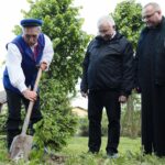 29.05.2021. Piekoszów. Sadzenie drzewa. Na zdjęciu (drugi z prawej): Krzysztof Lipiec - szef świętokrzyskich struktur Prawa i Sprawiedliwości, ks. Łukasz Zygmunt - dyrektor Domu dla Niepełnosprawnych w Piekoszowie / Wiktor Taszłow / Radio Kielce