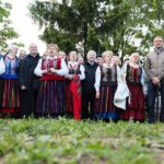 29.05.2021. Piekoszów. Nabożeństwo majowe. Na zdjęciu: Krzysztof Lipiec - szef świętokrzyskich struktur Prawa i Sprawiedliwości oraz Zbigniew Piątek - wójt Piekoszowa wraz z zespołem  Piekoszowianie / Wiktor Taszłow / Radio Kielce