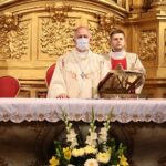 30.05.2021. Kielce. Marsz dla Życia i Rodziny - msza święta w Bazylice Katedralnej. Na zdjęciu biskup kielecki Jan Piotrowski (z lewej) / Wiktor Taszłow / Radio Kielce