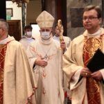 30.05.2021. Kielce. Marsz dla Życia i Rodziny - msza święta w Bazylice Katedralnej. Na zdjęciu biskup kielecki Jan Piotrowski (w środku) / Wiktor Taszłow / Radio Kielce