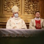 30.05.2021. Kielce. Marsz dla Życia i Rodziny - msza święta w Bazylice Katedralnej. Na zdjęciu biskup kielecki Jan Piotrowski (z lewej) / Wiktor Taszłow / Radio Kielce