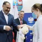 31.05.2021. Kielce. Wręczenie nagród w konkursie literackim „Tak widzę świat, tak go czuję – rok później”. Na zdjęciu (od lewej): Janusz Knap - prezes Radia Kielce, Zbigniew Koniusz - wojewoda świętokrzyski, Oliwia Nalepa - wyróżnienie / Wiktor Taszłow / Radio Kielce