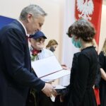31.05.2021. Kielce. Wręczenie nagród w konkursie literackim „Tak widzę świat, tak go czuję – rok później”. Na zdjęciu (od lewej): Zbigniew Koniusz - wojewoda świętokrzyski, Kornelia Leżoń - wyróżnienie, Dorota Klusek - Radio Kielce / Wiktor Taszłow / Radio Kielce