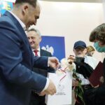 31.05.2021. Kielce. Wręczenie nagród w konkursie literackim „Tak widzę świat, tak go czuję – rok później”. Na zdjęciu (od lewej): Janusz Knap - prezes Radia Kielce, Kornelia Leżoń - wyróżnienie / Wiktor Taszłow / Radio Kielce