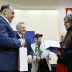 31.05.2021. Kielce. Wręczenie nagród w konkursie literackim „Tak widzę świat, tak go czuję – rok później”. Na zdjęciu (od lewej): Janusz Knap - prezes Radia Kielce, Zbigniew Koniusz - wojewoda świętokrzyski, Stanisław Nyczaj - prezes Związku Literatów Polskich, Dorota Czuba – nauczycielka ze Szkoły Podstawowej w Ratajach Słupskich - wyróżnienie / Wiktor Taszłow / Radio Kielce