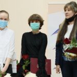 31.05.2021. Kielce. Wręczenie nagród w konkursie literackim „Tak widzę świat, tak go czuję – rok później”. Na zdjęciu (od lewej): Oliwia Nalepa - wyróżnienie, Kornelia Leżoń - wyróżnienie, Dorota Czuba – nauczycielka ze Szkoły Podstawowej w Ratajach Słupskich - wyróżnienie / Wiktor Taszłow / Radio Kielce