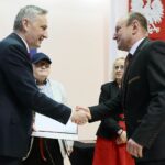31.05.2021. Kielce. Wręczenie nagród w konkursie literackim „Tak widzę świat, tak go czuję – rok później”. Na zdjęciu (od lewej): Zbigniew Koniusz - wojewoda świętokrzyski, Grzegorz Rak - wyróżnienie / Wiktor Taszłow / Radio Kielce