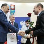 31.05.2021. Kielce. Wręczenie nagród w konkursie literackim „Tak widzę świat, tak go czuję – rok później”. Na zdjęciu (od lewej): Janusz Knap - prezes Radia Kielce, Zbigniew Koniusz - wojewoda świętokrzyski, Stanisław Nyczaj - prezes Związku Literatów Polskich, Grzegorz Rak - wyróżnienie / Wiktor Taszłow / Radio Kielce