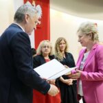 31.05.2021. Kielce. Wręczenie nagród w konkursie literackim „Tak widzę świat, tak go czuję – rok później”. Na zdjęciu (od lewej): Zbigniew Koniusz - wojewoda świętokrzyski, prof. Małgorzata Krzysztofik - Instytut Literaturoznawstwa i Językoznawstwa Uniwersytetu Jana Kochanowskiego w Kielcach, Dorota Klusek - Radio Kielce, Lidia Jędrocha-Kubicka - wyróżnienie / Wiktor Taszłow / Radio Kielce