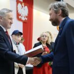 31.05.2021. Kielce. Wręczenie nagród w konkursie literackim „Tak widzę świat, tak go czuję – rok później”. Na zdjęciu (od lewej): Zbigniew Koniusz - wojewoda świętokrzyski, Stanisław Nyczaj - prezes Związku Literatów Polskich, prof. Małgorzata Krzysztofik - Instytut Literaturoznawstwa i Językoznawstwa Uniwersytetu Jana Kochanowskiego w Kielcach, Zbigniew Brzeziński - wyróżnienie / Wiktor Taszłow / Radio Kielce