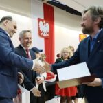 31.05.2021. Kielce. Wręczenie nagród w konkursie literackim „Tak widzę świat, tak go czuję – rok później”. Na zdjęciu (od lewej): Janusz Knap - prezes Radia Kielce, Zbigniew Koniusz - wojewoda świętokrzyski, Stanisław Nyczaj - prezes Związku Literatów Polskich, prof. Małgorzata Krzysztofik - Instytut Literaturoznawstwa i Językoznawstwa Uniwersytetu Jana Kochanowskiego w Kielcach, Zbigniew Brzeziński - wyróżnienie / Wiktor Taszłow / Radio Kielce