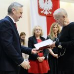 31.05.2021. Kielce. Wręczenie nagród w konkursie literackim „Tak widzę świat, tak go czuję – rok później”. Na zdjęciu (od lewej): Zbigniew Koniusz - wojewoda świętokrzyski, prof. Małgorzata Krzysztofik - Instytut Literaturoznawstwa i Językoznawstwa Uniwersytetu Jana Kochanowskiego w Kielcach, Dorota Klusek - Radio Kielce, Barbara Wrońska - wyróżnienie / Wiktor Taszłow / Radio Kielce