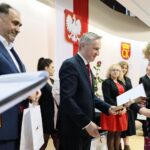 31.05.2021. Kielce. Wręczenie nagród w konkursie literackim „Tak widzę świat, tak go czuję – rok później”. Na zdjęciu (od lewej): Janusz Knap - prezes Radia Kielce, Zbigniew Koniusz - wojewoda świętokrzyski, prof. Małgorzata Krzysztofik - Instytut Literaturoznawstwa i Językoznawstwa Uniwersytetu Jana Kochanowskiego w Kielcach, Anna Zielińska-Brudek - wyróżnienie / Wiktor Taszłow / Radio Kielce