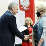 31.05.2021. Kielce. Wręczenie nagród w konkursie literackim „Tak widzę świat, tak go czuję – rok później”. Na zdjęciu (od lewej): Zbigniew Koniusz - wojewoda świętokrzyski, prof. Małgorzata Krzysztofik - Instytut Literaturoznawstwa i Językoznawstwa Uniwersytetu Jana Kochanowskiego w Kielcach, Alicja Imiołek - wyróżnienie / Wiktor Taszłow / Radio Kielce