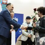 31.05.2021. Kielce. Wręczenie nagród w konkursie literackim „Tak widzę świat, tak go czuję – rok później”. Na zdjęciu (od lewej): Janusz Knap - prezes Radia Kielce, Zbigniew Koniusz - wojewoda świętokrzyski, Stanisław Nyczaj - prezes Związku Literatów Polskich, Iryna Ostrovska - trzecie miejsce, prof. Małgorzata Krzysztofik - Instytut Literaturoznawstwa i Językoznawstwa Uniwersytetu Jana Kochanowskiego w Kielcach / Wiktor Taszłow / Radio Kielce