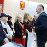 31.05.2021. Kielce. Wręczenie nagród w konkursie literackim „Tak widzę świat, tak go czuję – rok później”. Na zdjęciu (od lewej): Zbigniew Koniusz - wojewoda świętokrzyski, Stanisław Nyczaj - prezes Związku Literatów Polskich, prof. Małgorzata Krzysztofik - Instytut Literaturoznawstwa i Językoznawstwa Uniwersytetu Jana Kochanowskiego w Kielcach, Dorota Klusek - Radio Kielce, Jarosław Gwóźdź - drugie miejsce / Wiktor Taszłow / Radio Kielce