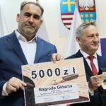 31.05.2021. Kielce. Wręczenie nagród w konkursie literackim „Tak widzę świat, tak go czuję – rok później”. Na zdjęciu (od lewej): Janusz Knap - prezes Radia Kielce, Zbigniew Koniusz - wojewoda świętokrzyski / Wiktor Taszłow / Radio Kielce